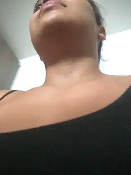 Snapshot of JuanaSimons chatting on 12.21.25 JuanaSimons online show from 12.21.25