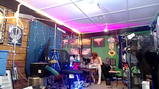 Snapshot of Brooke-lynn chatting on 01.17.25 Brooke-lynn online show from 01.17.25