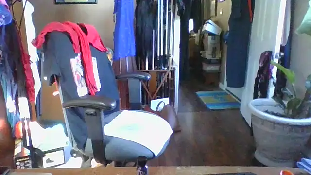 Snapshot of Daremeknot chatting on 10.13.25 Daremeknot online show from 10.13.25