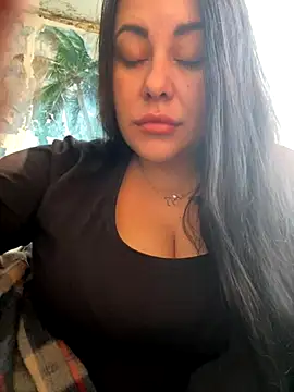 Snapshot of DaisyStreet chatting on 11.03.25 DaisyStreet online show from 11.03.25