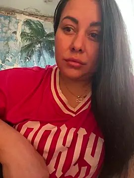 Snapshot of DaisyStreet chatting on 11.05.25 DaisyStreet online show from 11.05.25