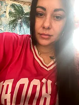 Snapshot of DaisyStreet chatting on 11.14.25 DaisyStreet online show from 11.14.25