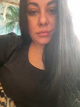 Snapshot of DaisyStreet chatting on 11.17.25 DaisyStreet online show from 11.17.25