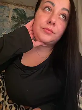 Snapshot of DaisyStreet chatting on 11.19.25 DaisyStreet online show from 11.19.25