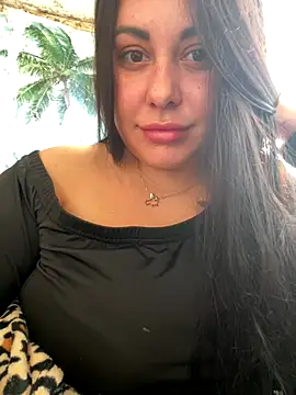 Snapshot of DaisyStreet chatting on 11.22.25 DaisyStreet online show from 11.22.25