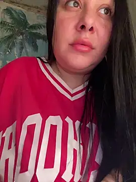 Snapshot of DaisyStreet chatting on 11.23.25 DaisyStreet online show from 11.23.25