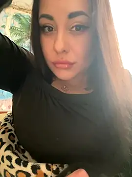 Snapshot of DaisyStreet chatting on 11.24.25 DaisyStreet online show from 11.24.25