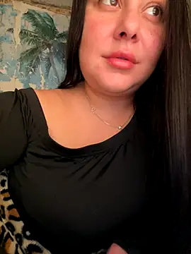 Snapshot of DaisyStreet chatting on 11.29.25 DaisyStreet online show from 11.29.25