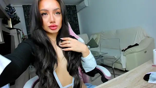 Snapshot of KaylaLaine chatting on 02.08.25 KaylaLaine online show from 02.08.25