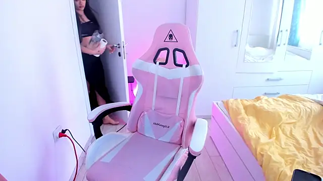 Snapshot of KaylaLaine chatting on 03.19.25 KaylaLaine online show from 03.19.25