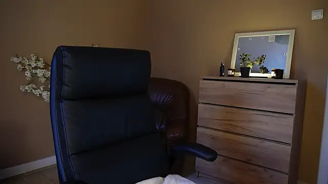 Snapshot of KaylaLaine chatting on 11.22.25 KaylaLaine online show from 11.22.25