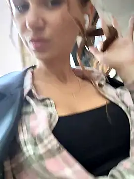 QuitieLia online show from 10.08.25