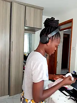 Snapshot of petiteebony_81 chatting on 01.16.25 petiteebony 81 online show from 01.16.25