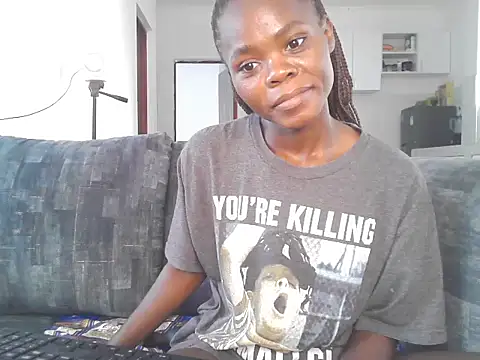 Snapshot of petiteebony_81 chatting on 09.17.25 petiteebony 81 online show from 09.17.25