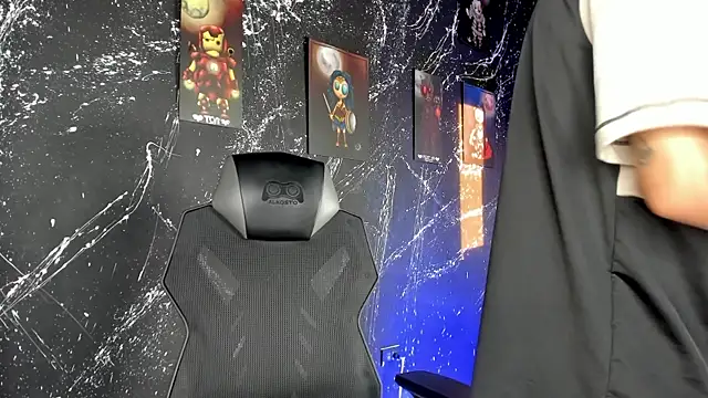 Snapshot of DereckCooperr chatting on 11.21.25 DereckCooperr online show from 11.21.25