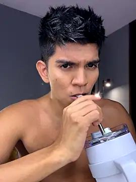 santiago 01 online show from 11.05.25