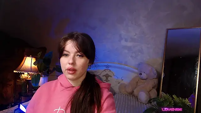 Snapshot of JulieHeets chatting on 12.04.24 JulieHeets online show from 12.04.24