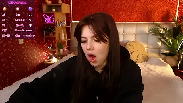 Snapshot of JulieHeets chatting on 03.21.25 JulieHeets online show from 03.21.25