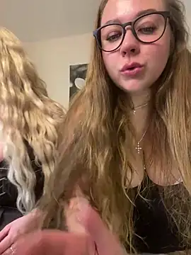 Snapshot of AurorHarris chatting on 12.17.24 AurorHarris online show from 12.17.24