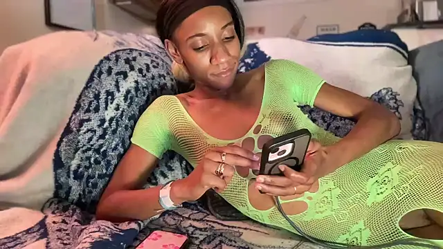 Snapshot of cutiesigh chatting on 10.10.25 cutiesigh online show from 10.10.25