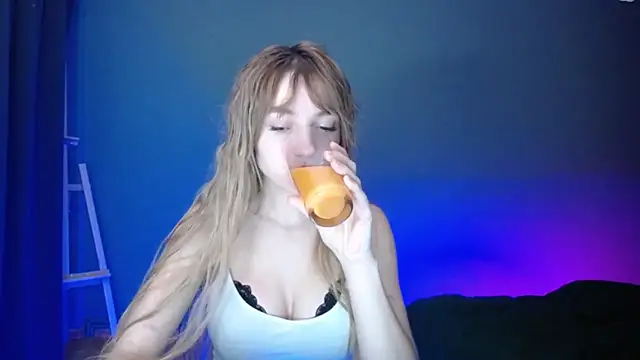 LuciaYoung online show from 02.12.25