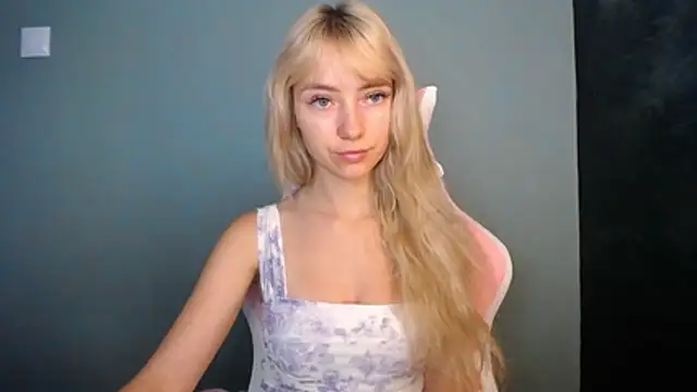 Snapshot of LuciaYoung chatting on 06.06.26 LuciaYoung online show from 06.06.26
