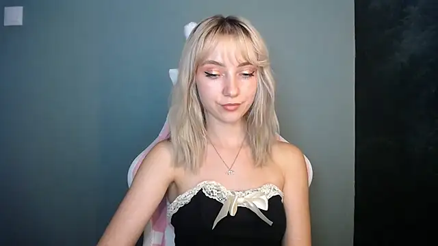 Snapshot of LuciaYoung chatting on 07.06.26 LuciaYoung online show from 07.06.26