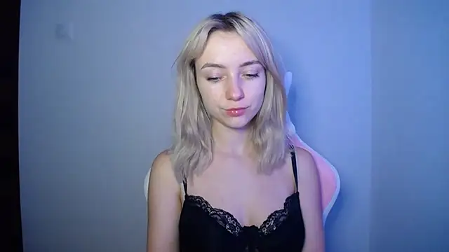 Snapshot of LuciaYoung chatting on 07.12.26 LuciaYoung online show from 07.12.26