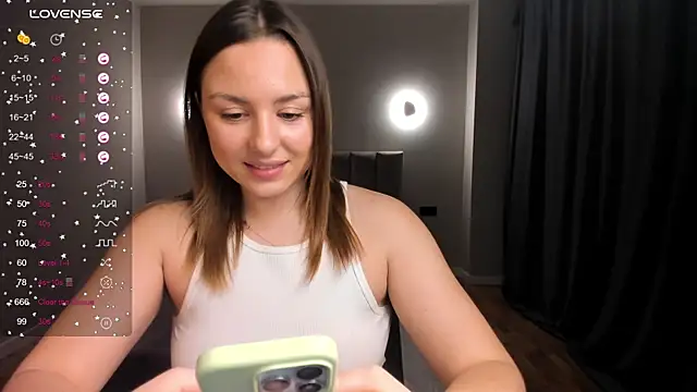 ThreeshaWhite online show from 02.11.25