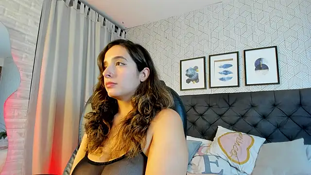 emma  smith1 online show from 02.20.25