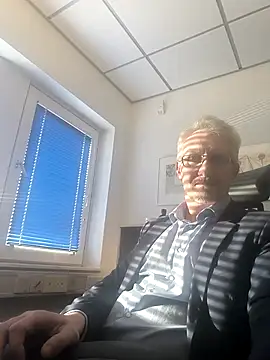 tom-swede online show from 03.17.25