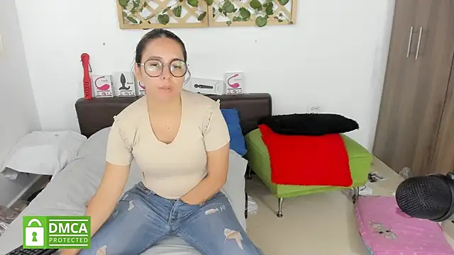 Snapshot of isa_loves_cum chatting on 02.11.25 isa loves cum online show from 02.11.25