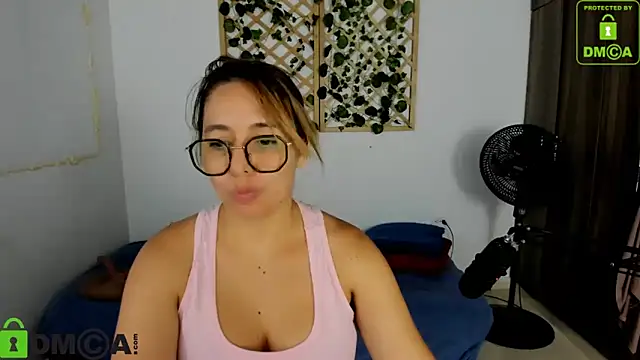 Snapshot of isa_loves_cum chatting on 09.09.25 isa loves cum online show from 09.09.25