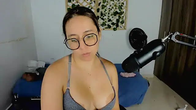 Snapshot of isa_loves_cum chatting on 09.17.25 isa loves cum online show from 09.17.25