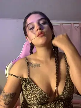 Snapshot of violet-333 chatting on 12.03.24 violet-333 online show from 12.03.24