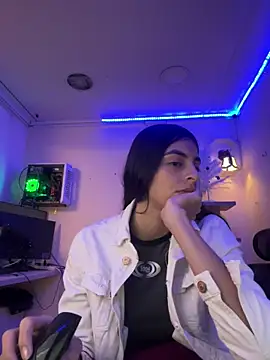 Snapshot of cristel_17 chatting on 12.16.24 cristel 17 online show from 12.16.24