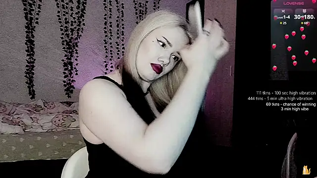 strawberry elfcat online show from 04.24.26