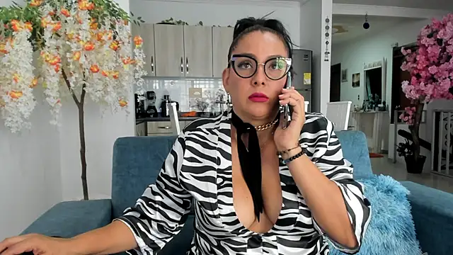 dakota johnson10 online show from 10.29.25