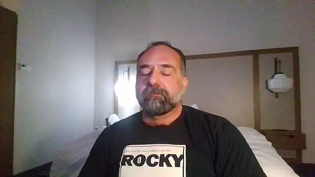 Snapshot of chainjulious chatting on 12.18.25 chainjulious online show from 12.18.25