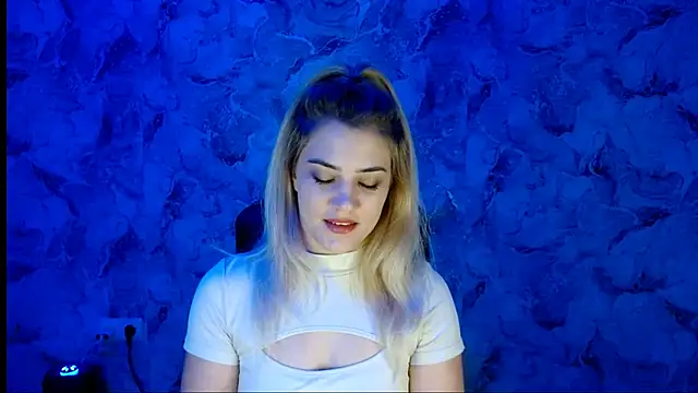 Snapshot of nika_gold1 chatting on 12.15.25 nika gold1 online show from 12.15.25