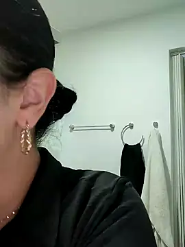 Lia Hurley online show from 12.11.24