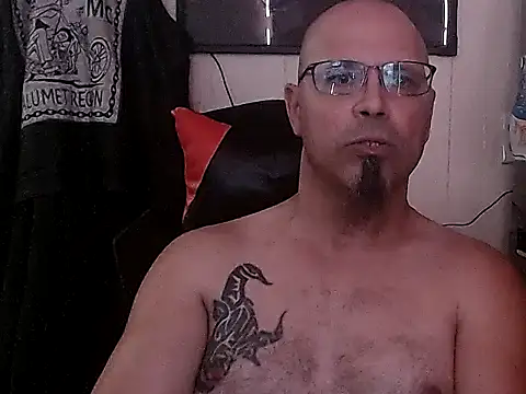 Snapshot of KrazyLegz chatting on 09.14.25 KrazyLegz online show from 09.14.25