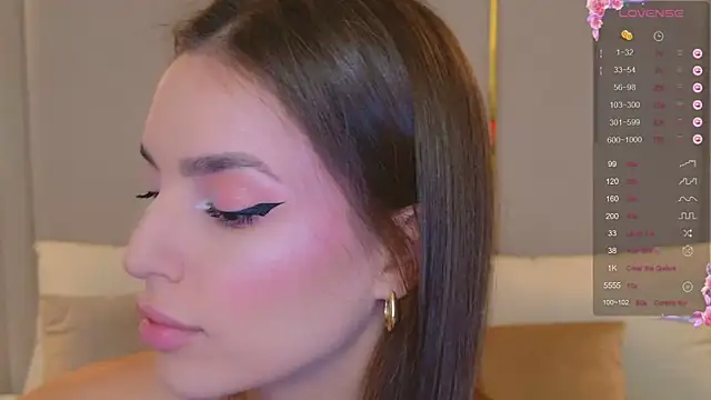 Snapshot of BellaHalles chatting on 10.21.25 BellaHalles online show from 10.21.25