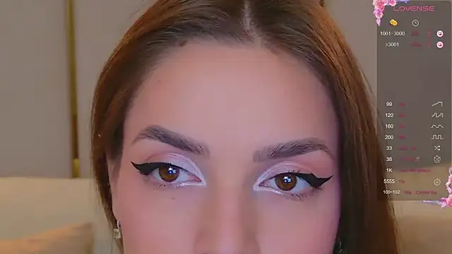 Snapshot of BellaHalles chatting on 11.04.25 BellaHalles online show from 11.04.25