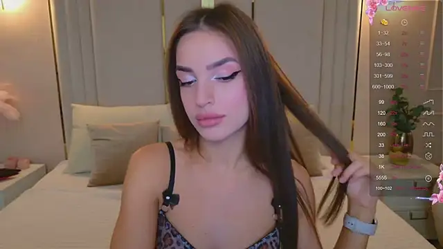 Snapshot of BellaHalles chatting on 11.14.25 BellaHalles online show from 11.14.25