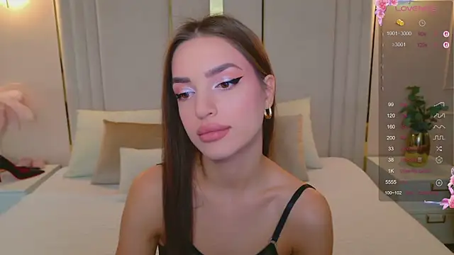 Snapshot of BellaHalles chatting on 11.15.25 BellaHalles online show from 11.15.25