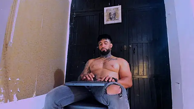 Snapshot of naugthy_dominant chatting on 01.10.25 naugthy dominant online show from 01.10.25
