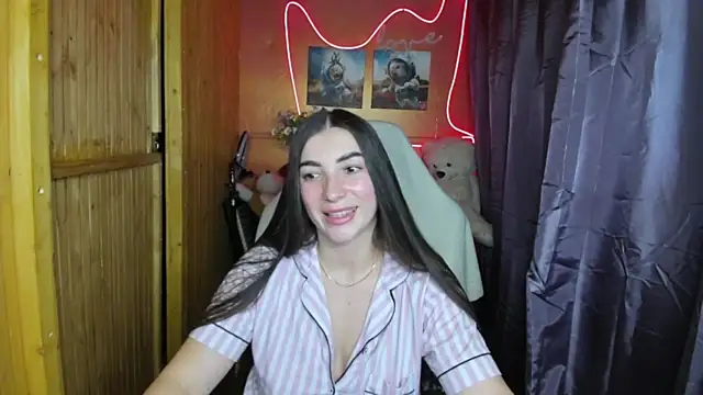 Fiery Brunette  online show from 02.10.25