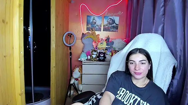 Fiery Brunette  online show from 03.18.26