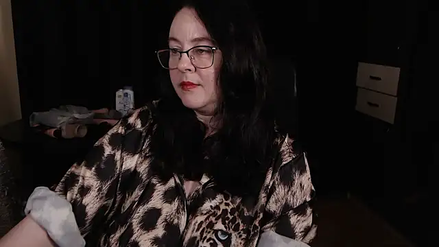 Snapshot of poshmistress chatting on 11.20.25 poshmistress online show from 11.20.25